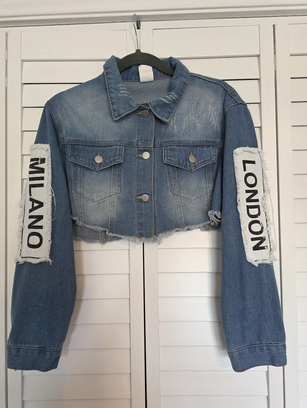 Pre-Owned Denim Cropped Jacket with Patches